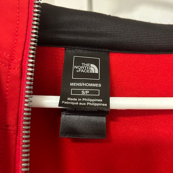 North Face Men’s Soft Shell Jacket with hood. - Picture 5 of 7